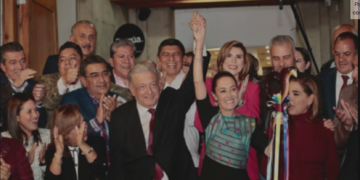 López Obrador entrega a Claudia Sheinbaum el bastón de mando de la 4T
